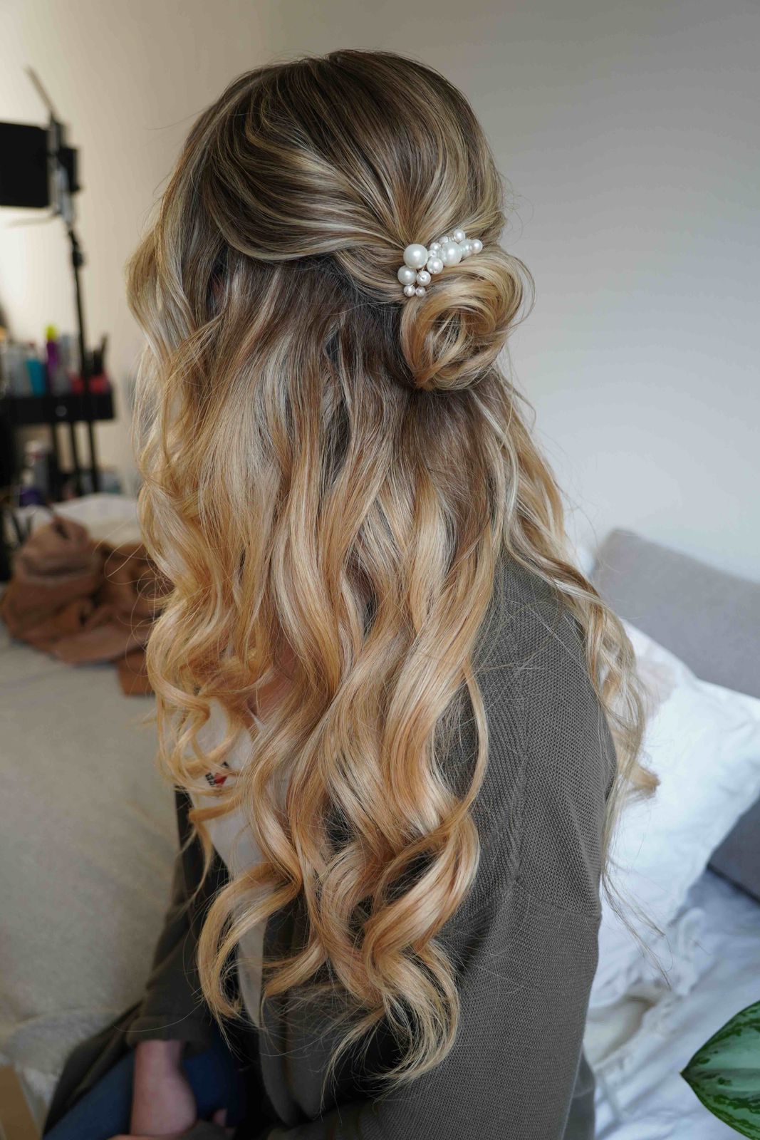 Blonde halboffene Brautfrisur mit Dutt